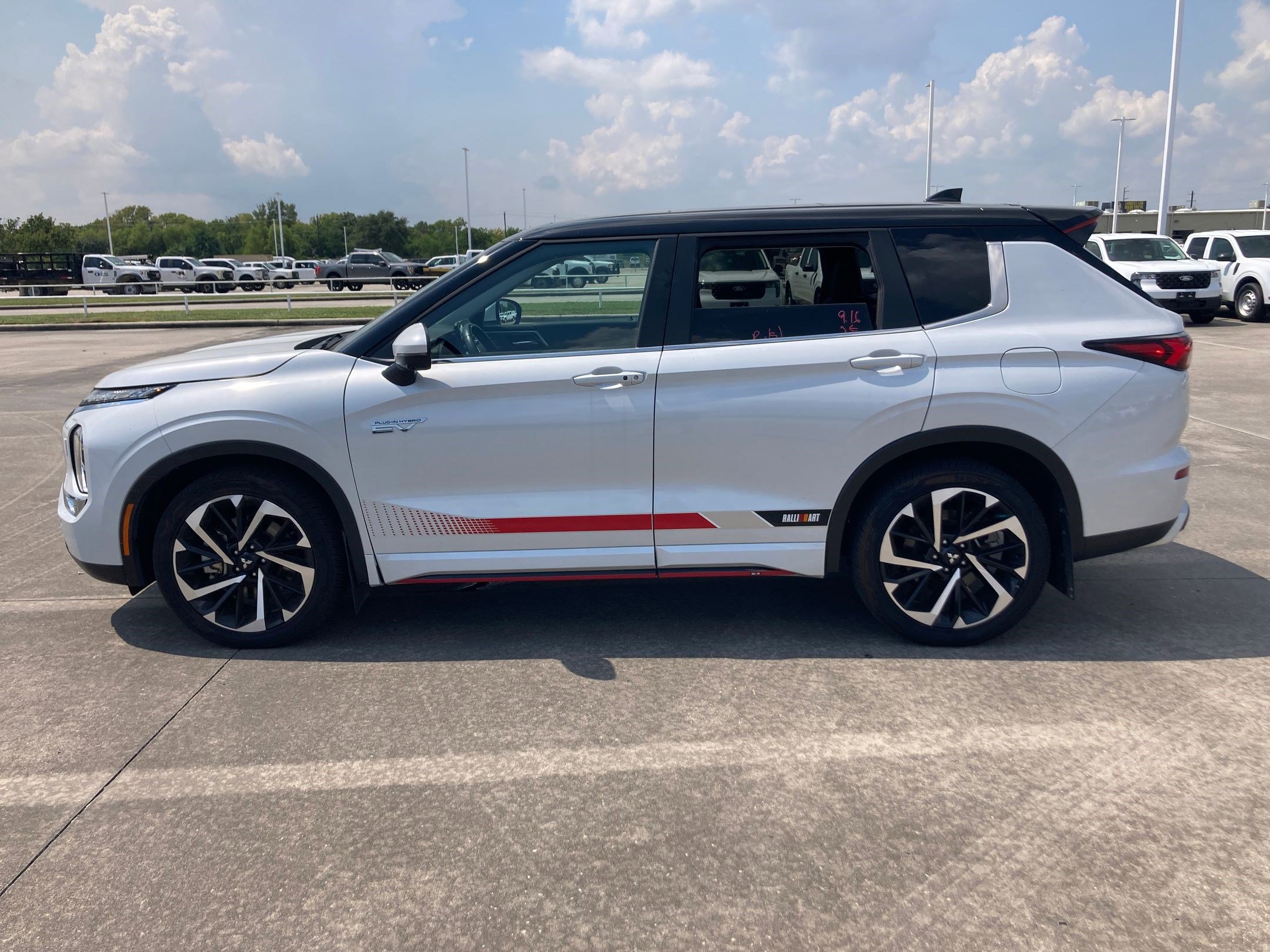 2024 Mitsubishi Outlander PHEV SE photo 2