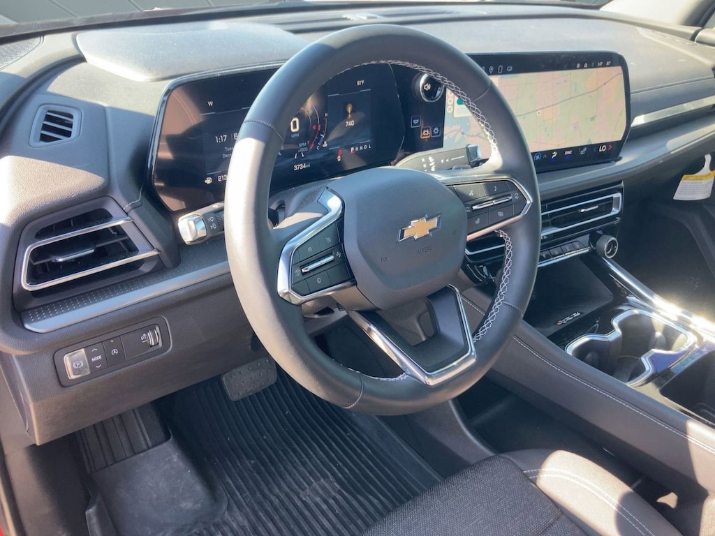 Used 2025 Chevrolet Traverse LT SUV