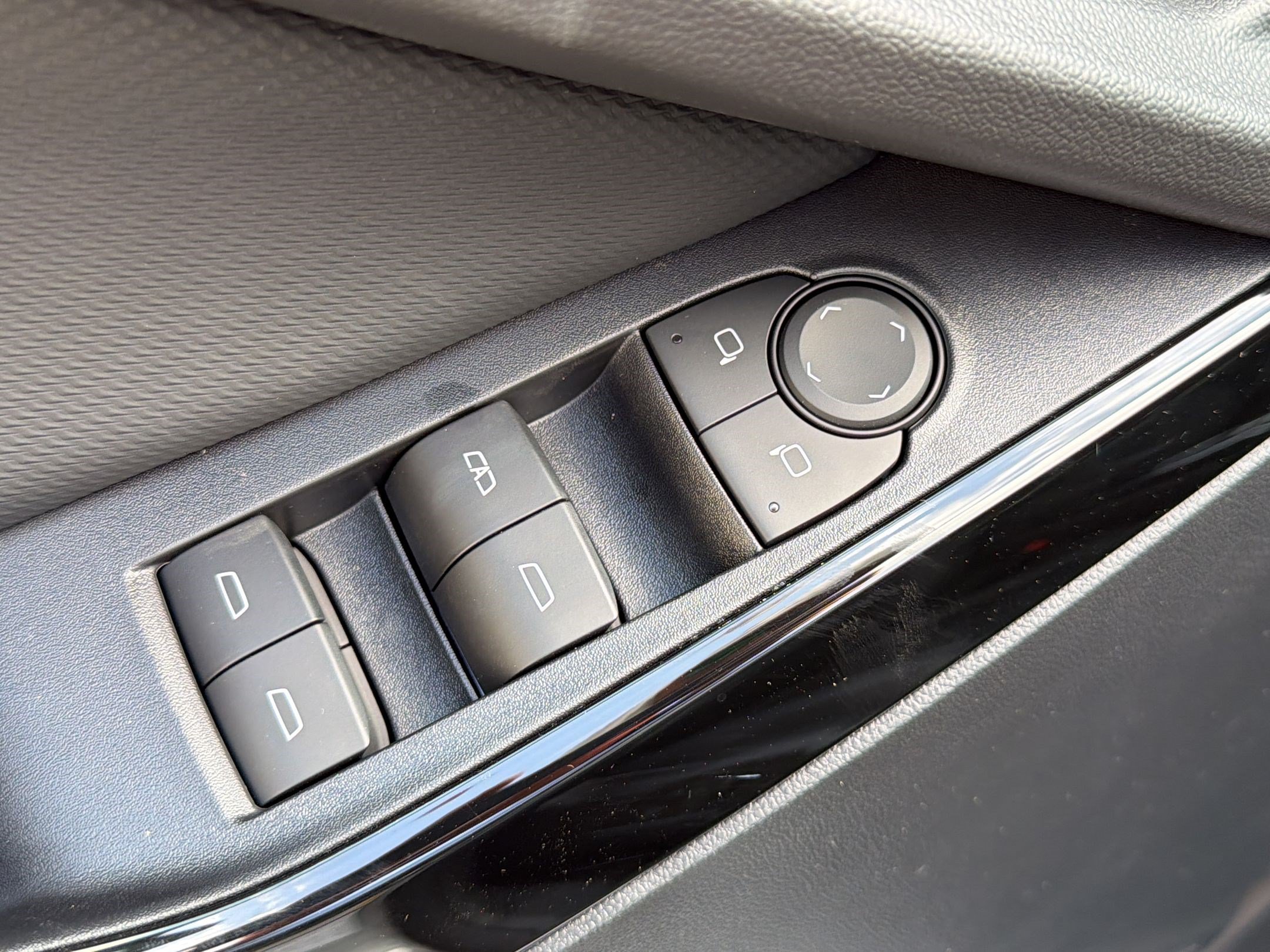 2027 Chevrolet Equinox LT - Photo 25