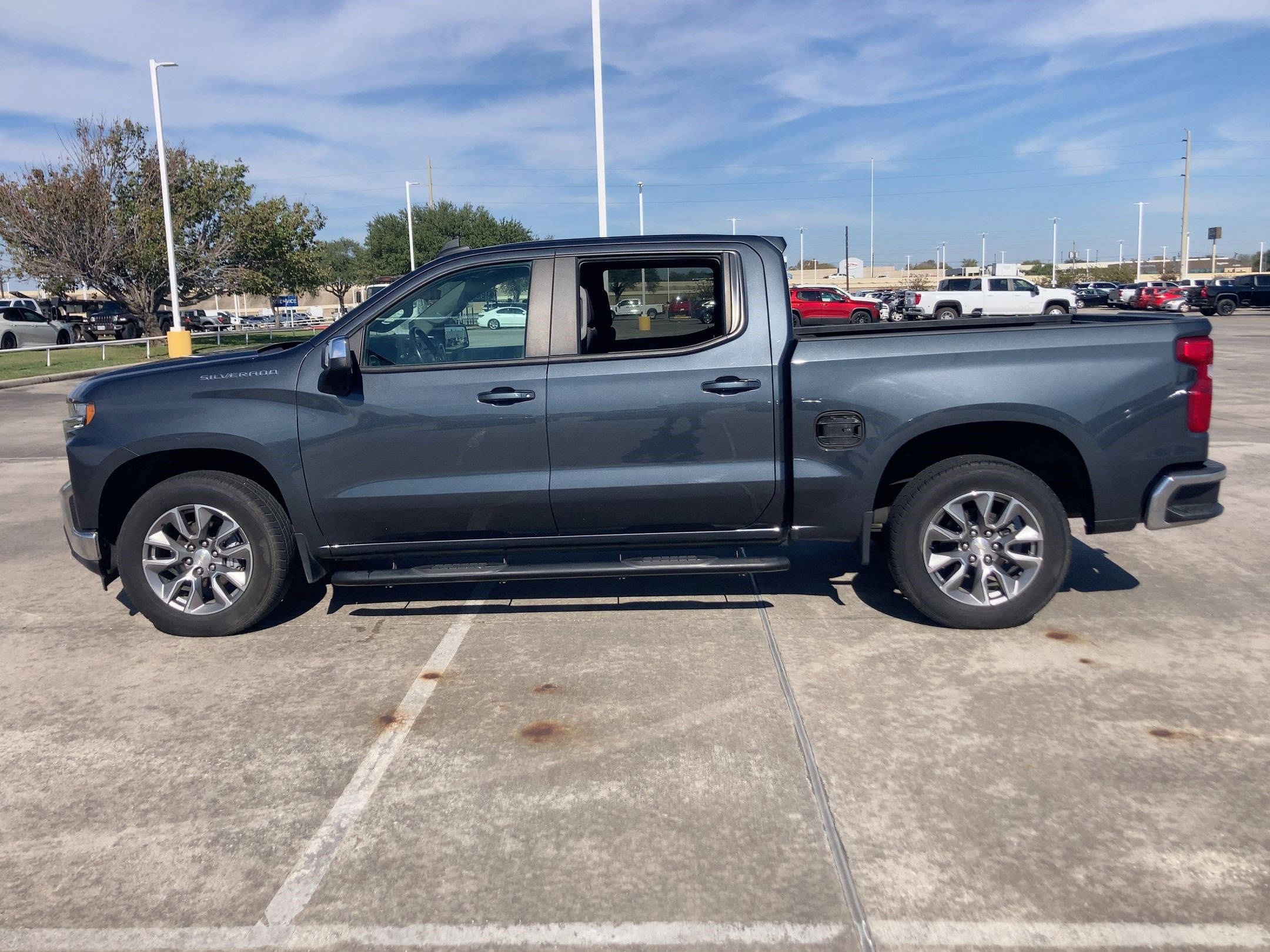 2022 Chevrolet Silverado 1500 LT photo 2