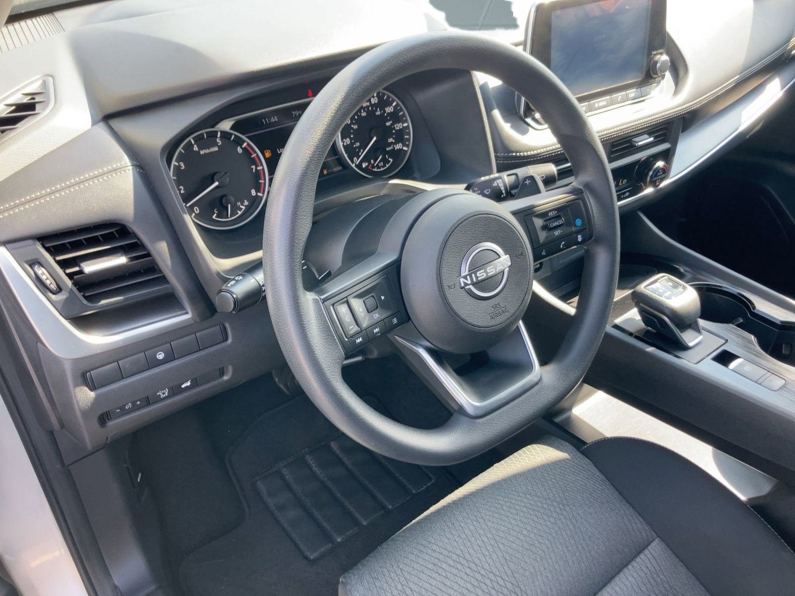 2024 Nissan Rogue SV photo 4