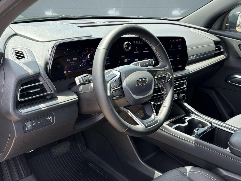 Used 2025 Chevrolet Traverse LT SUV