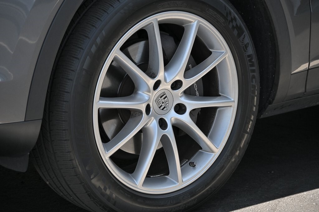 2020 Porsche Cayenne Base photo 2