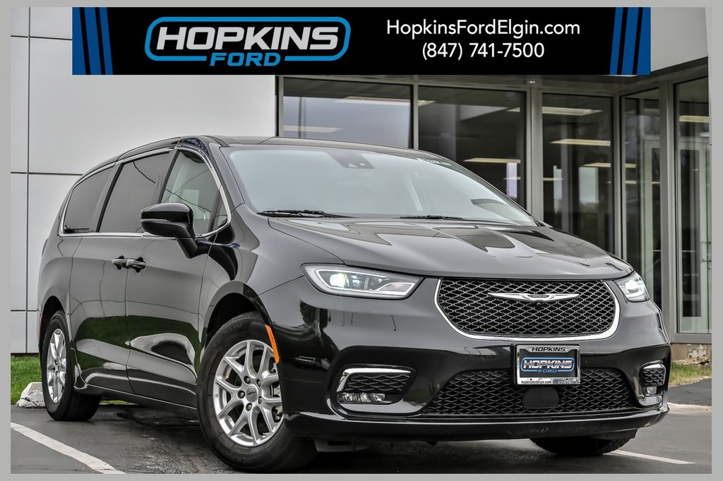 2023 Chrysler Pacifica Touring L's photo