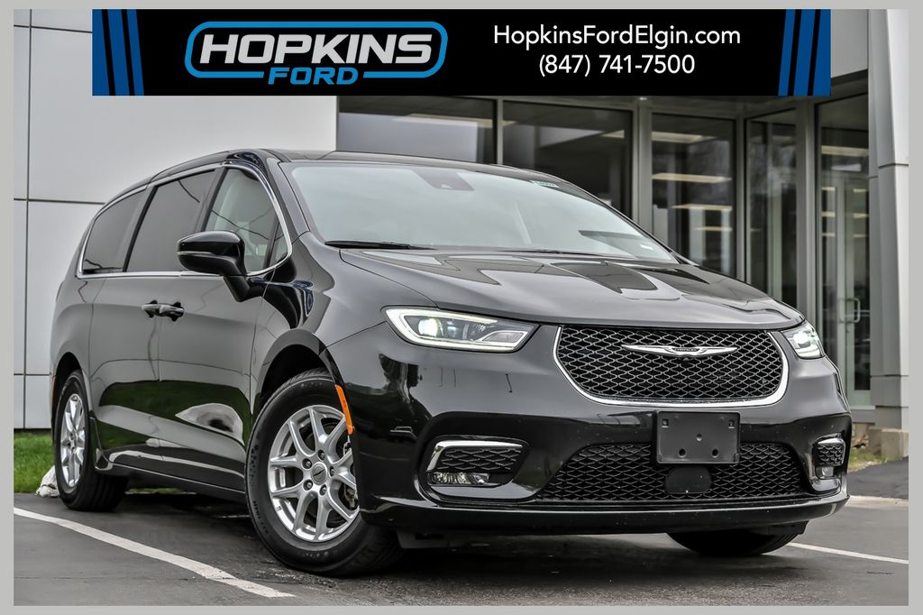 2023 Chrysler Pacifica Touring L's photo