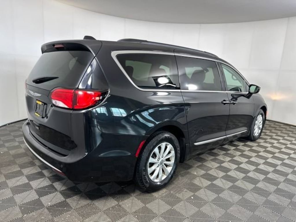 Used 2017 Chrysler Pacifica Van