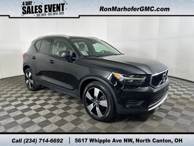 2019 Volvo XC40 Momentum's photo