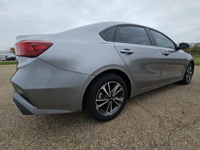 2024 Kia Forte LXS photo 3