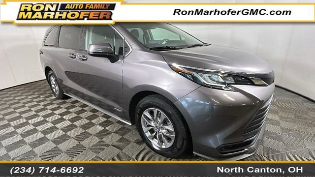 2021 Toyota Sienna LE 8-Passenger Hybrid FWD's photo