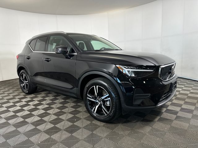 2025 Volvo XC40 Core photo 2