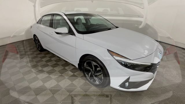 2023 Hyundai Elantra Limited - Photo 12