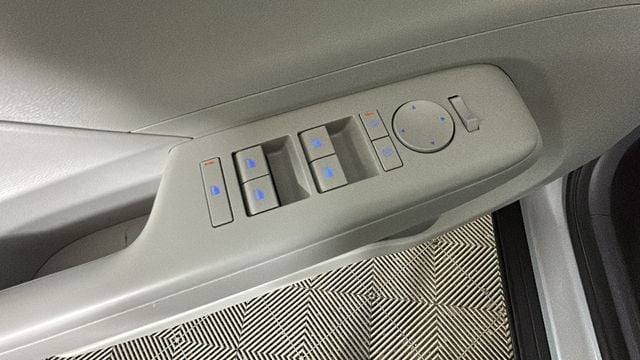 2025 Hyundai Kona SEL - Photo 11