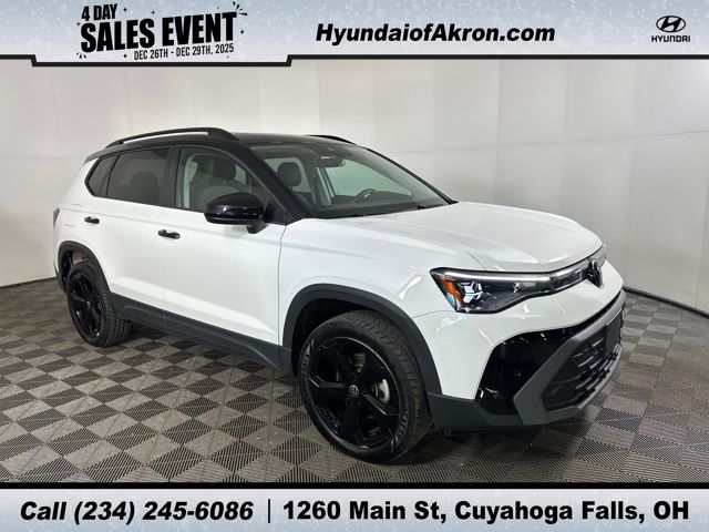 2025 Volkswagen Taos SE Black's photo