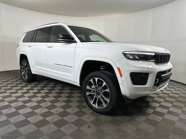 2025 Jeep Grand Cherokee Overland photo 2