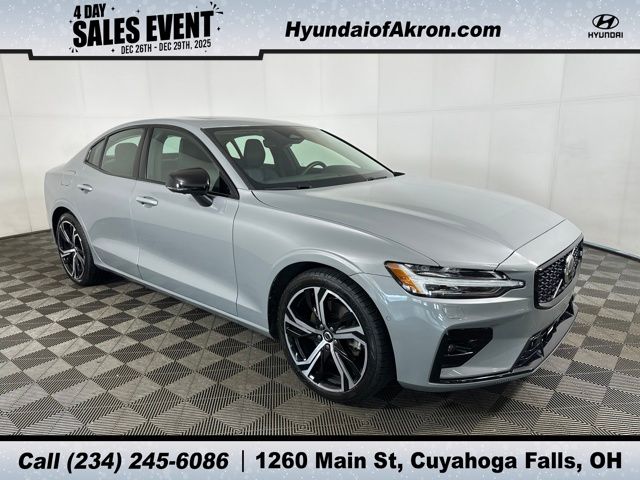 2024 Volvo S60 Plus's photo