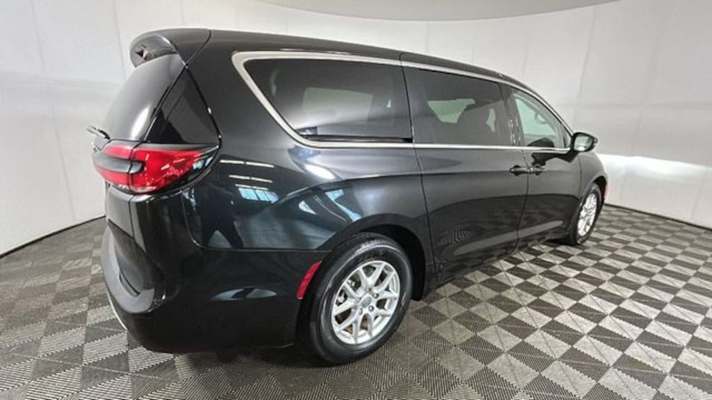 Used 2023 Chrysler Pacifica Touring L Minivan/Van