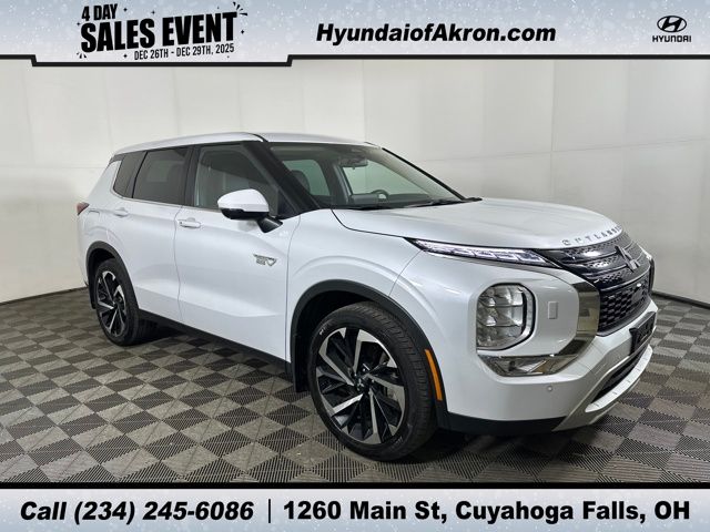 2023 Mitsubishi Outlander Plug-In Hybrid SE's photo