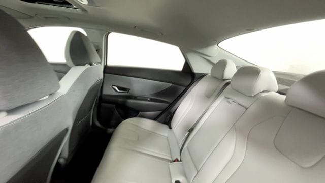 2023 Hyundai Elantra Limited - Photo 18