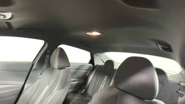 2025 Hyundai Elantra SEL - Photo 13
