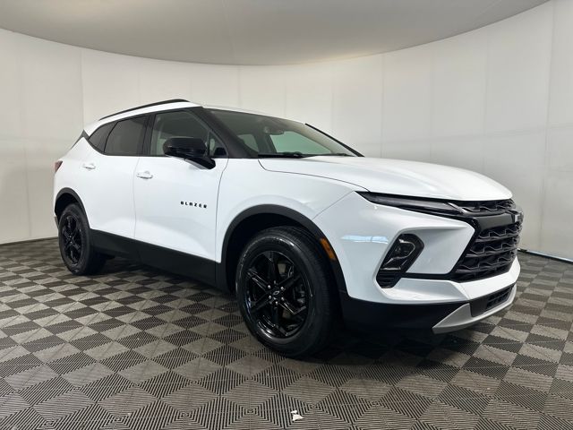 2023 Chevrolet Blazer 2LT photo 2
