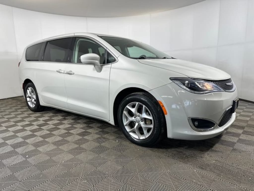 Used 2019 Chrysler Pacifica Touring Plus Minivan/Van