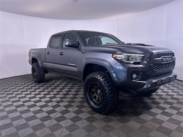 Used 2017 Toyota Tacoma TRD Sport with VIN 5TFDZ5BN1HX026672 for sale in Cuyahoga Falls, OH