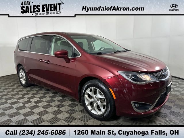 2019 Chrysler Pacifica Touring Plus's photo