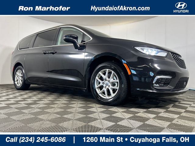 2023 Chrysler Pacifica Touring L's photo