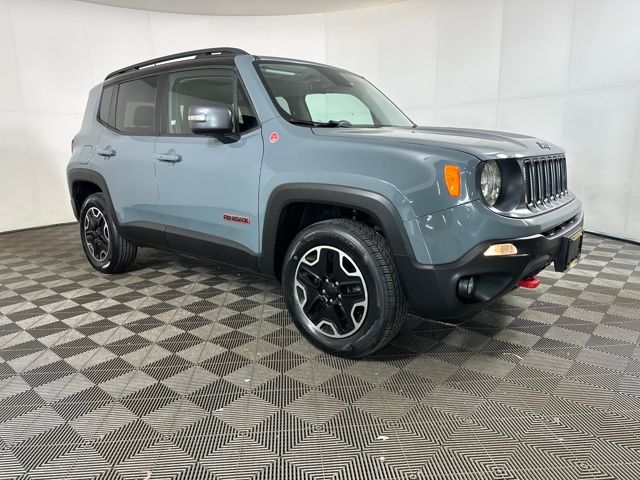 2016 Jeep Renegade Trailhawk photo 2