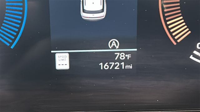 2025 Hyundai Santa Fe SE - Photo 18