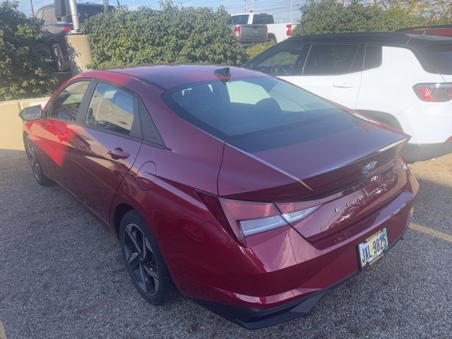 2023 Hyundai Elantra SEL photo 2