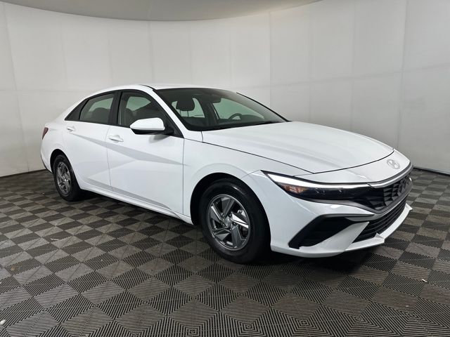 2024 Hyundai Elantra SE photo 2
