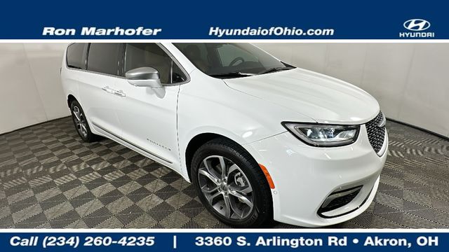 2022 Chrysler Pacifica Pinnacle's photo