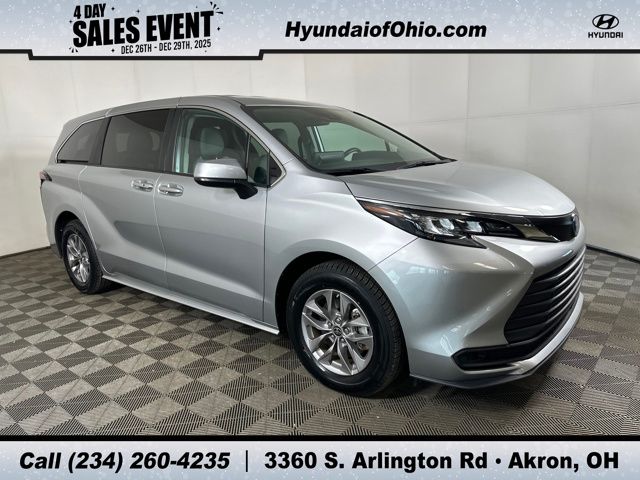 2024 Toyota Sienna LE's photo