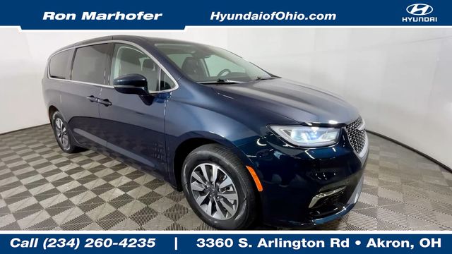 2022 Chrysler Pacifica Hybrid Touring L Hybrid's photo