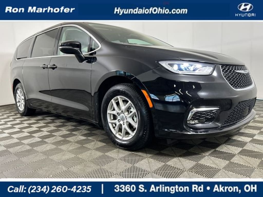 Used 2024 Chrysler Pacifica Touring L Minivan/Van