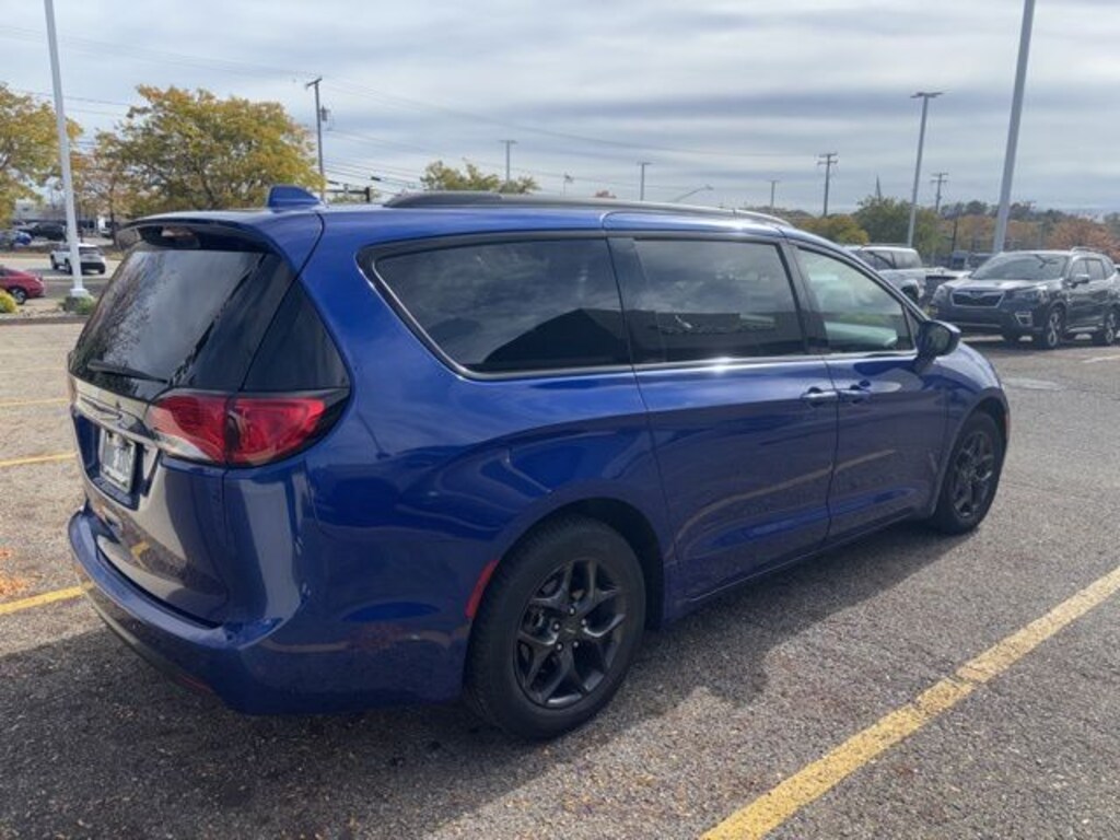 Used 2019 Chrysler Pacifica Touring L Minivan/Van