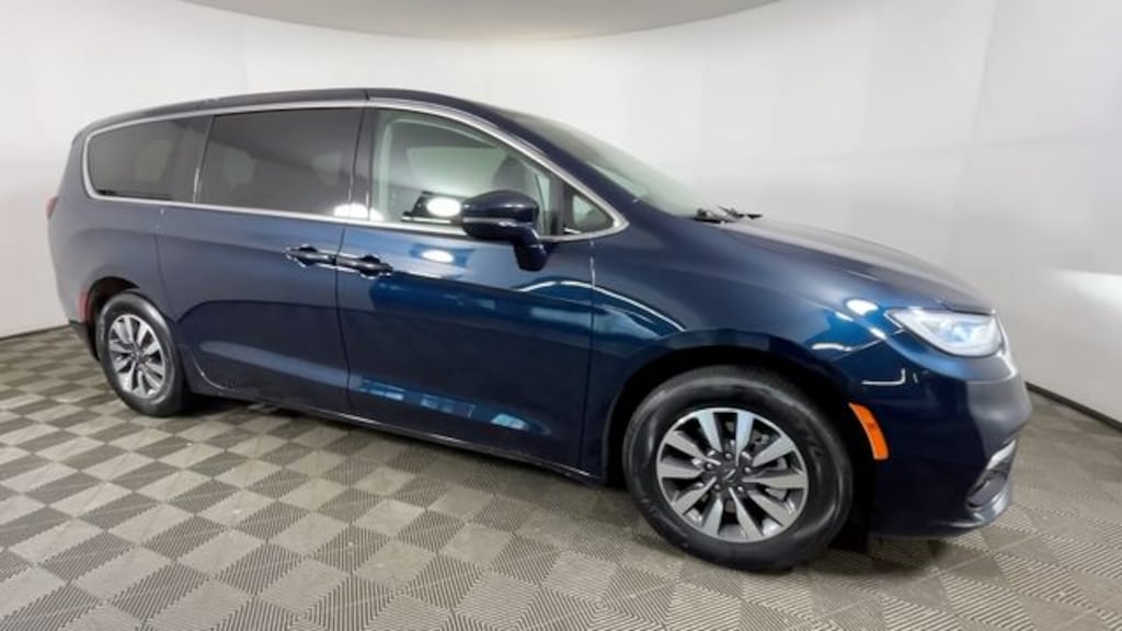 Used 2022 Chrysler Pacifica Hybrid Touring L Minivan/Van