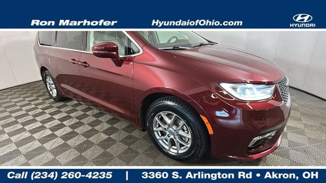 2021 Chrysler Pacifica Touring's photo
