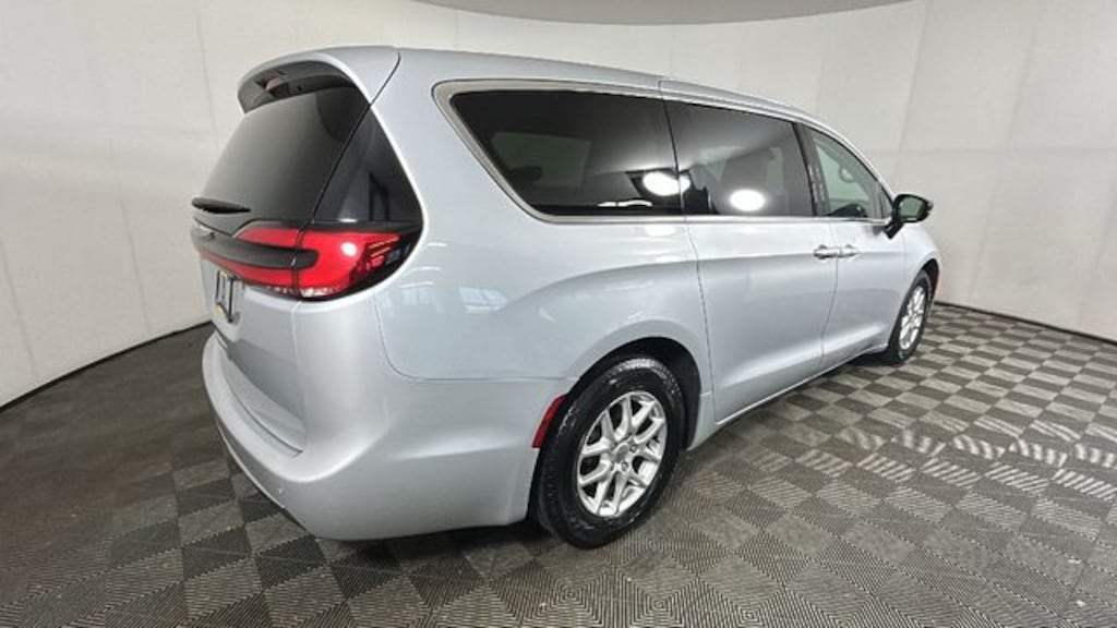 Used 2024 Chrysler Pacifica Touring L Minivan/Van