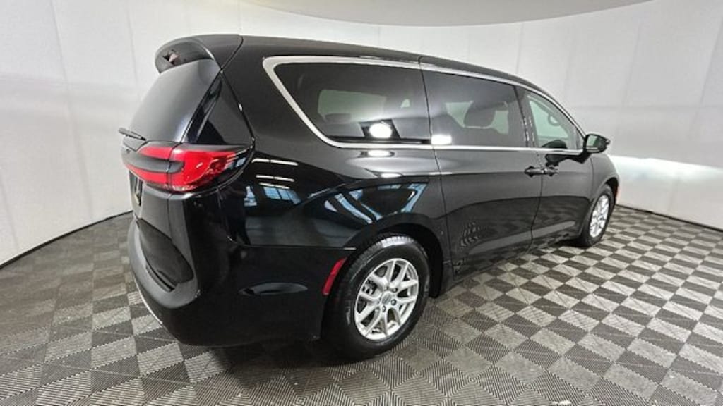 Used 2024 Chrysler Pacifica Touring L Minivan/Van