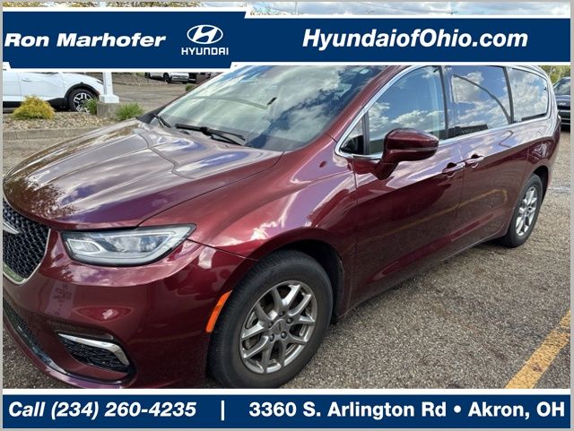 2021 Chrysler Pacifica Touring's photo