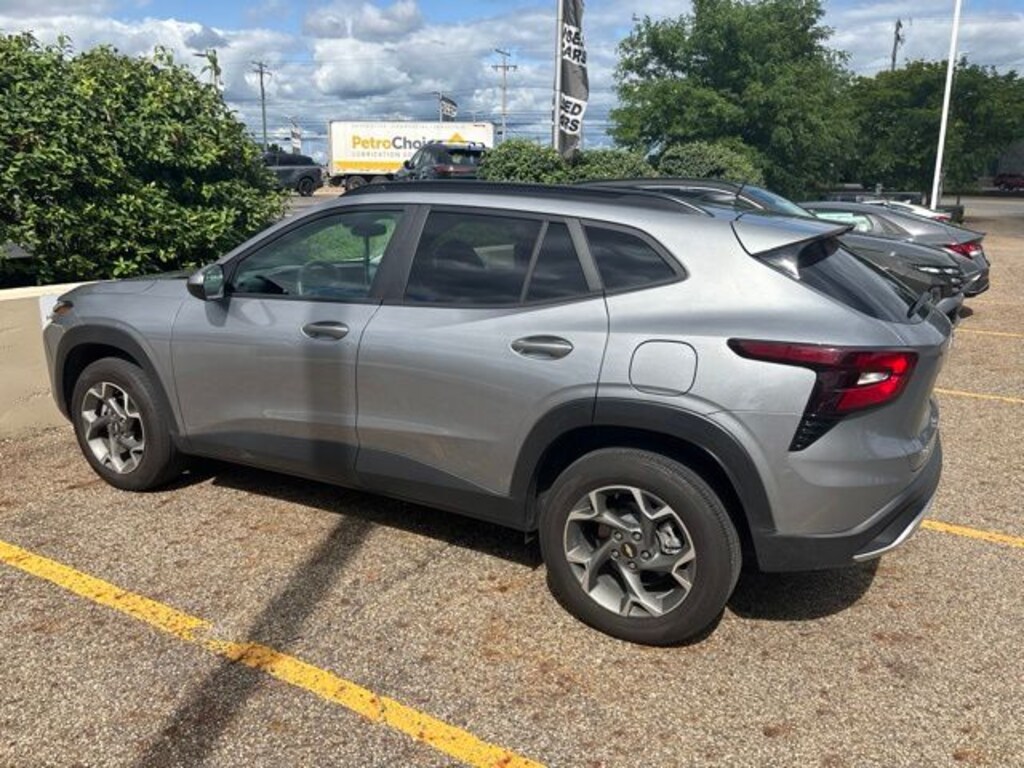 Used 2025 Chevrolet Trax LT SUV