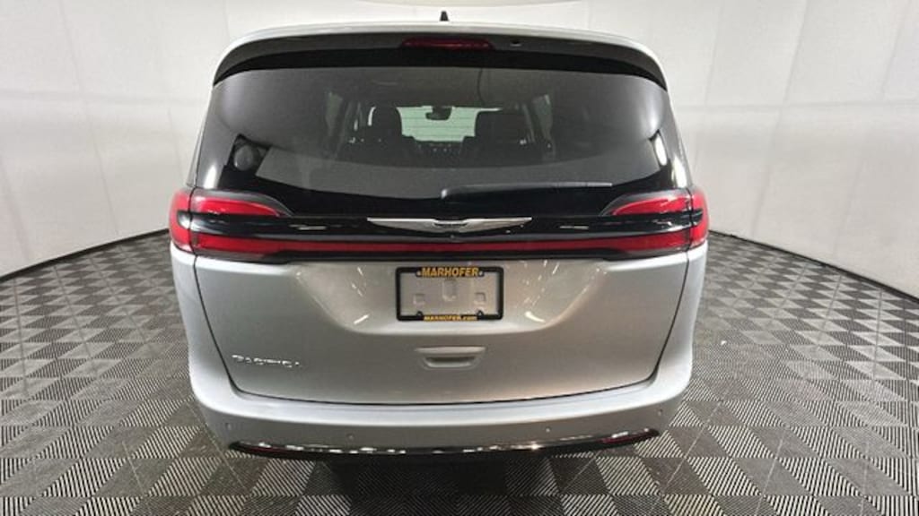 Used 2024 Chrysler Pacifica Touring L Minivan/Van