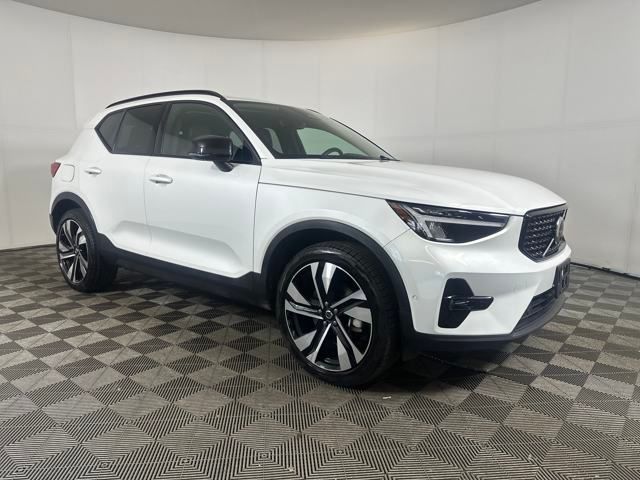 2024 Volvo XC40 Plus photo 2