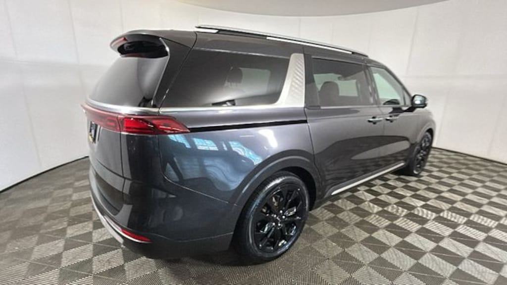 Used 2024 Kia Carnival SX Minivan/Van