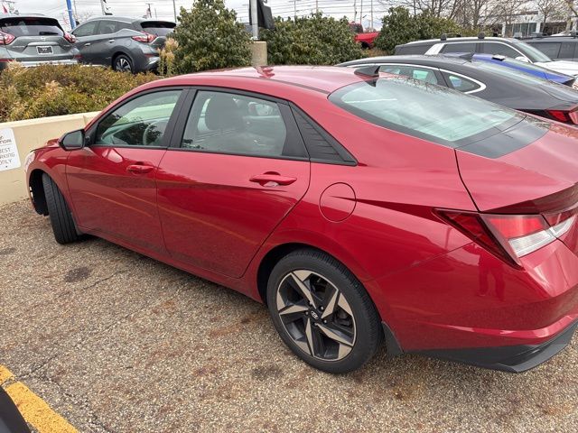 2023 Hyundai Elantra SEL photo 2