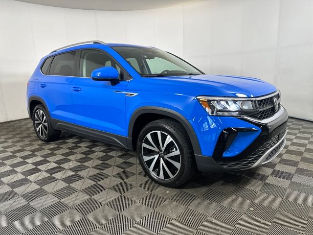 2023 Volkswagen Taos SE photo 2