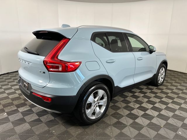 2019 Volvo XC40 Momentum photo 3