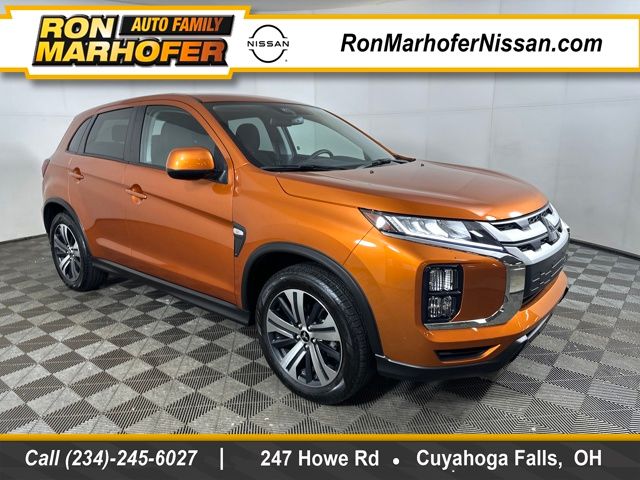 2024 Mitsubishi Outlander ES's photo